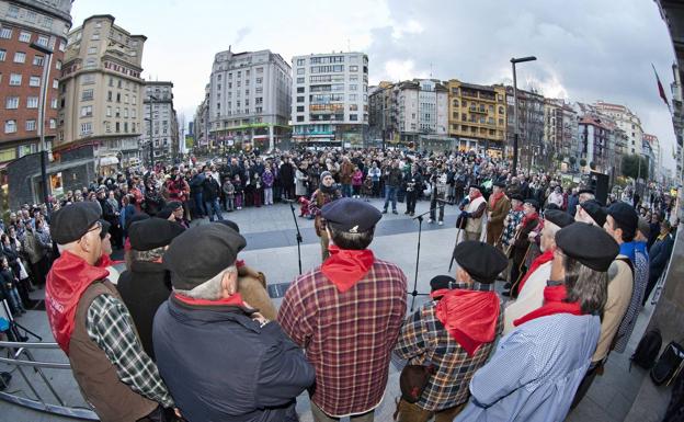 El Coro Ronda Altamira cantando las marzas en la Plaza del Ayuntamiento, en una imagen de archivo. 