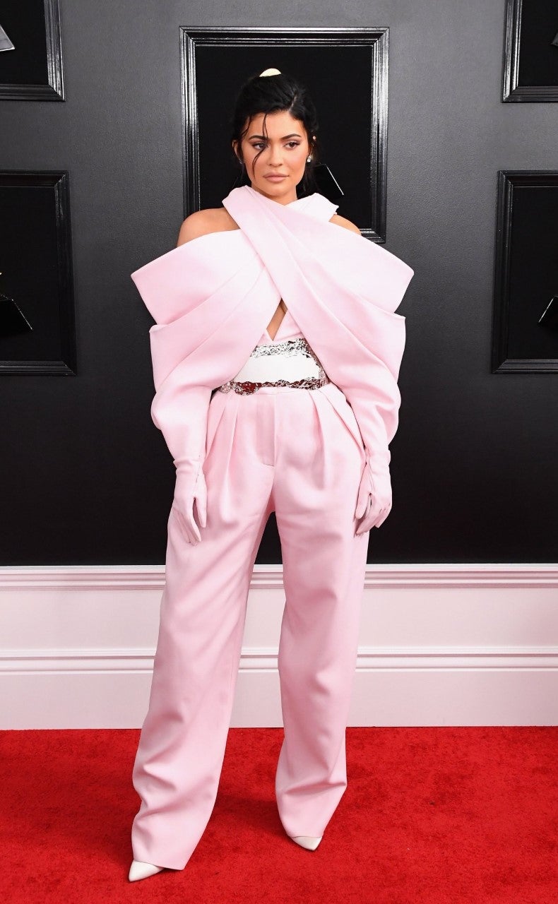 La pequeña del clan Kardashian-Jenner acudió a los premios Grammy acompañando a su chico, el cantante Travis Scott. Y lo hizo con este diseño de Alta Costura de Balmain, un diseño bastante arriesgado por sus volúmenes y esos guantes. 