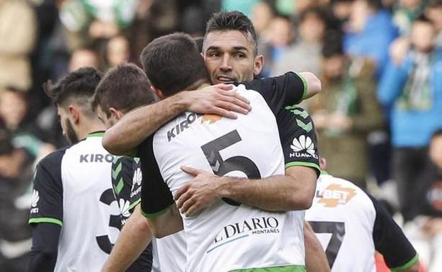 David Barral recibe la felicitación de Julen tras uno de sus tres goles el pasado domingo en El Sardinero. 