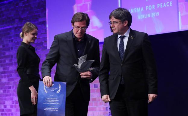 El director cántabro junto a Puigdemont, en la entrega del galardón este lunes en Berlín.