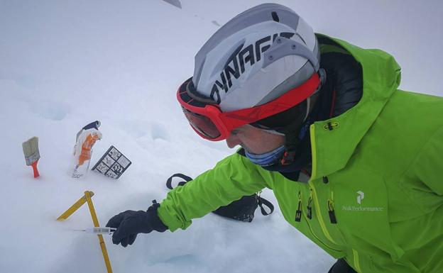 Alfonso Allende toma la temperatura de la nieve.