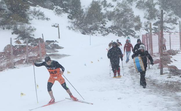 Imagen de archivo de uno de los participantes esquiando en el circuito de fondo.