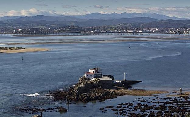 La bahía de Santander, catalogada como una de las más bellas del mundo, cae bajo la competencia de varios organismos. 