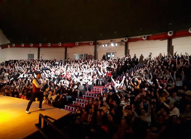 Imagen del estreno del show, posando con su público en Alcalá de Henares.