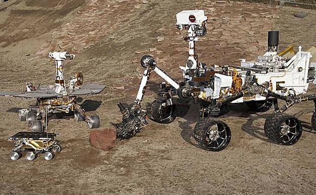 Las tres generaciones de Rovers que viajaron a Marte: el Sojourner (i) del proyecto Pathfinder, el primero que amartizó en 1997; el Opportunity y su gemelo Spirit lo hicieron en 2004, y el Curiosity (d) que lo logró en 2012. 