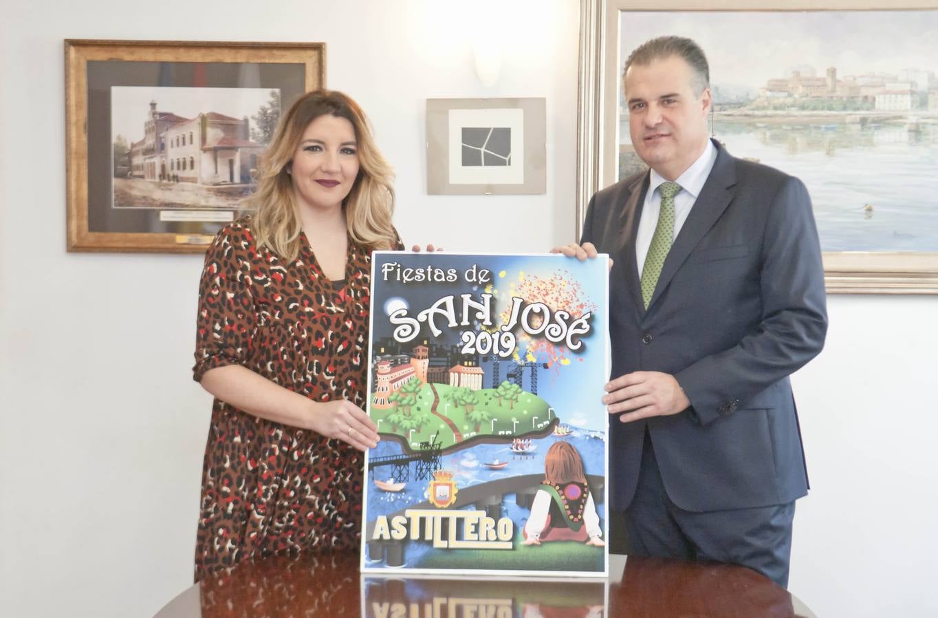 La concejala de festejos, Maica Melgar y el alcalde Francisco Ortiz muestran el cartel anunciador de las fiestas de San José 2019