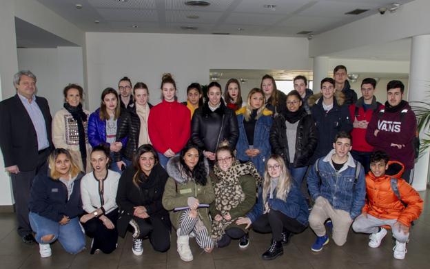 Los alumnos visitaron las instalaciones de Funeraria La Montañesa en el Alisal, en Santander.: