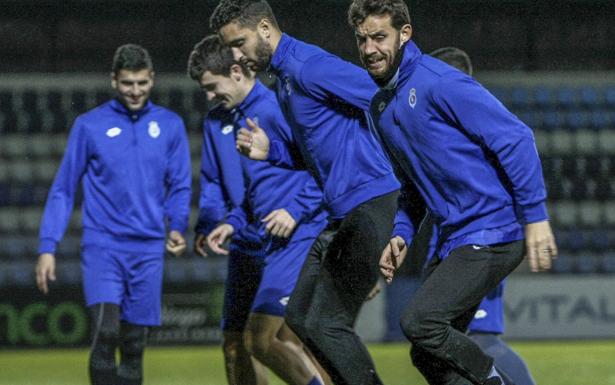 Palazuelos, en primer término, en un entrenamiento de la Gimnástica. :