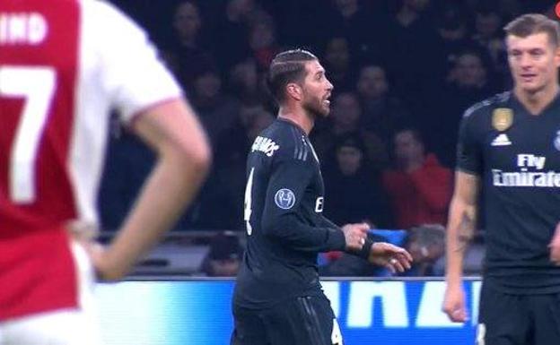 Sergio Ramos haciendo el gesto de la tarjeta al banquillo. 