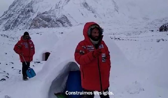 Txikon duerme en un iglú a los pies del K2