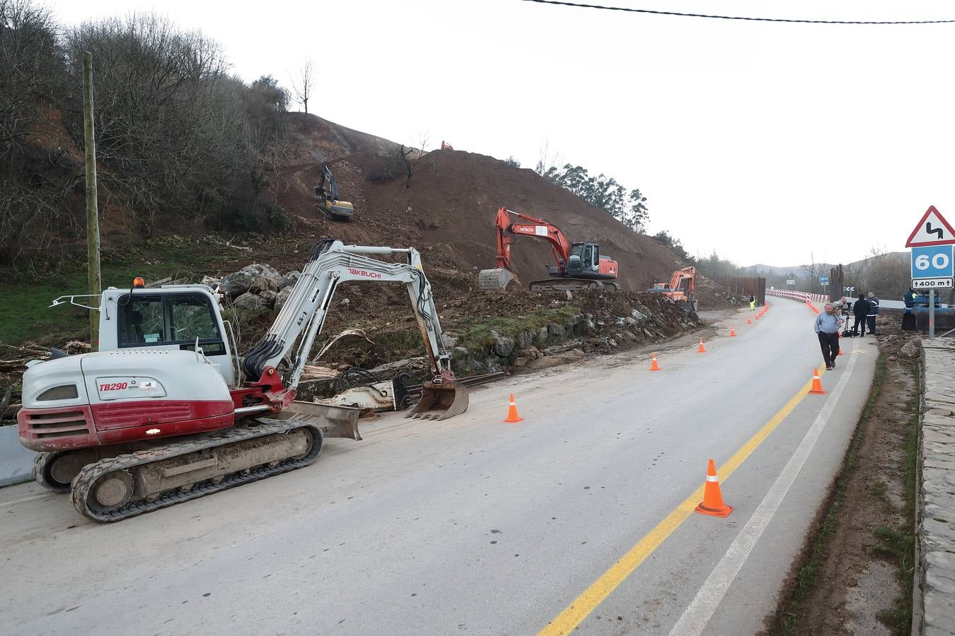 Fotos: Obras para restablecer el tráfico en la carretera afectada por el argayo de Ruente