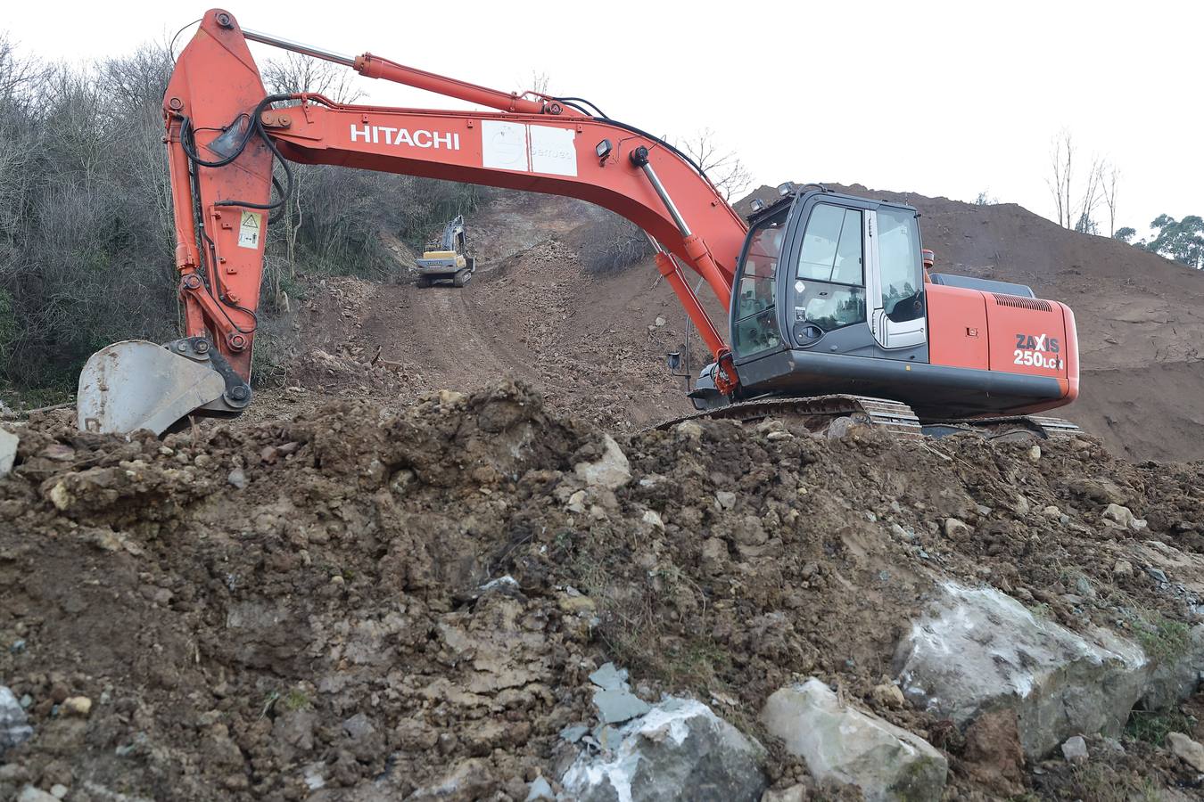 Fotos: Obras para restablecer el tráfico en la carretera afectada por el argayo de Ruente