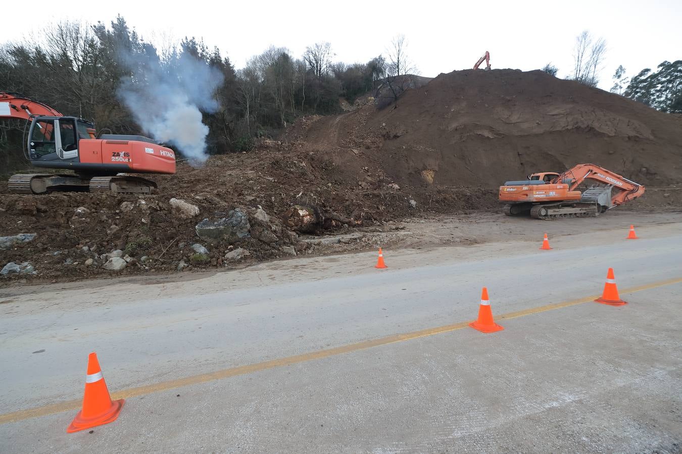 Fotos: Obras para restablecer el tráfico en la carretera afectada por el argayo de Ruente