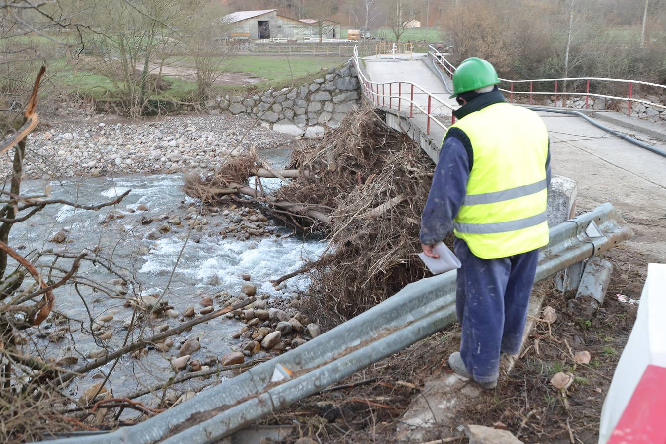 Fotos: Obras para restablecer el tráfico en la carretera afectada por el argayo de Ruente