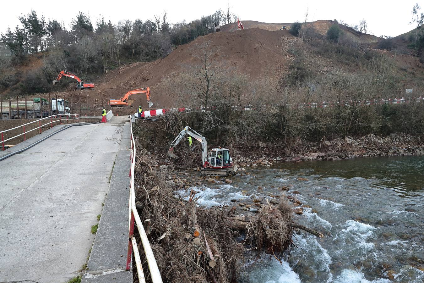 Fotos: Obras para restablecer el tráfico en la carretera afectada por el argayo de Ruente