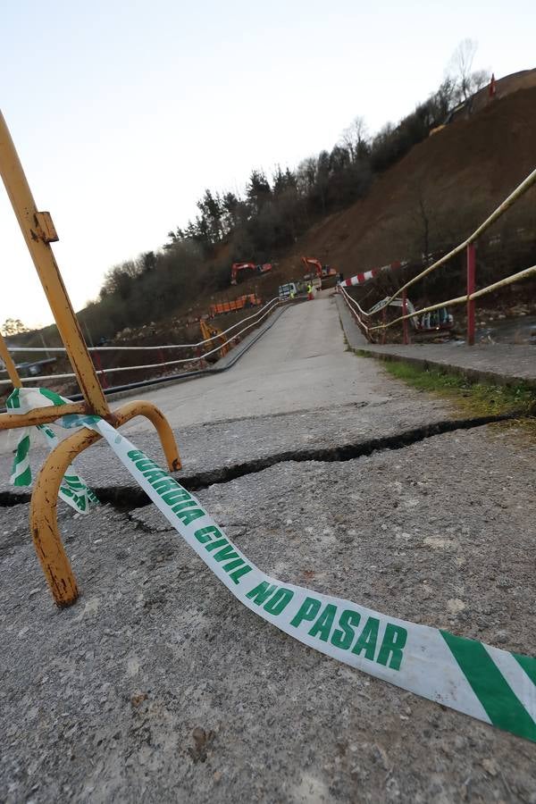 Fotos: Obras para restablecer el tráfico en la carretera afectada por el argayo de Ruente