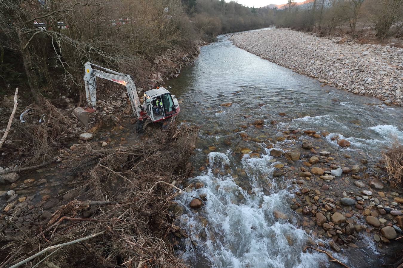 Fotos: Obras para restablecer el tráfico en la carretera afectada por el argayo de Ruente