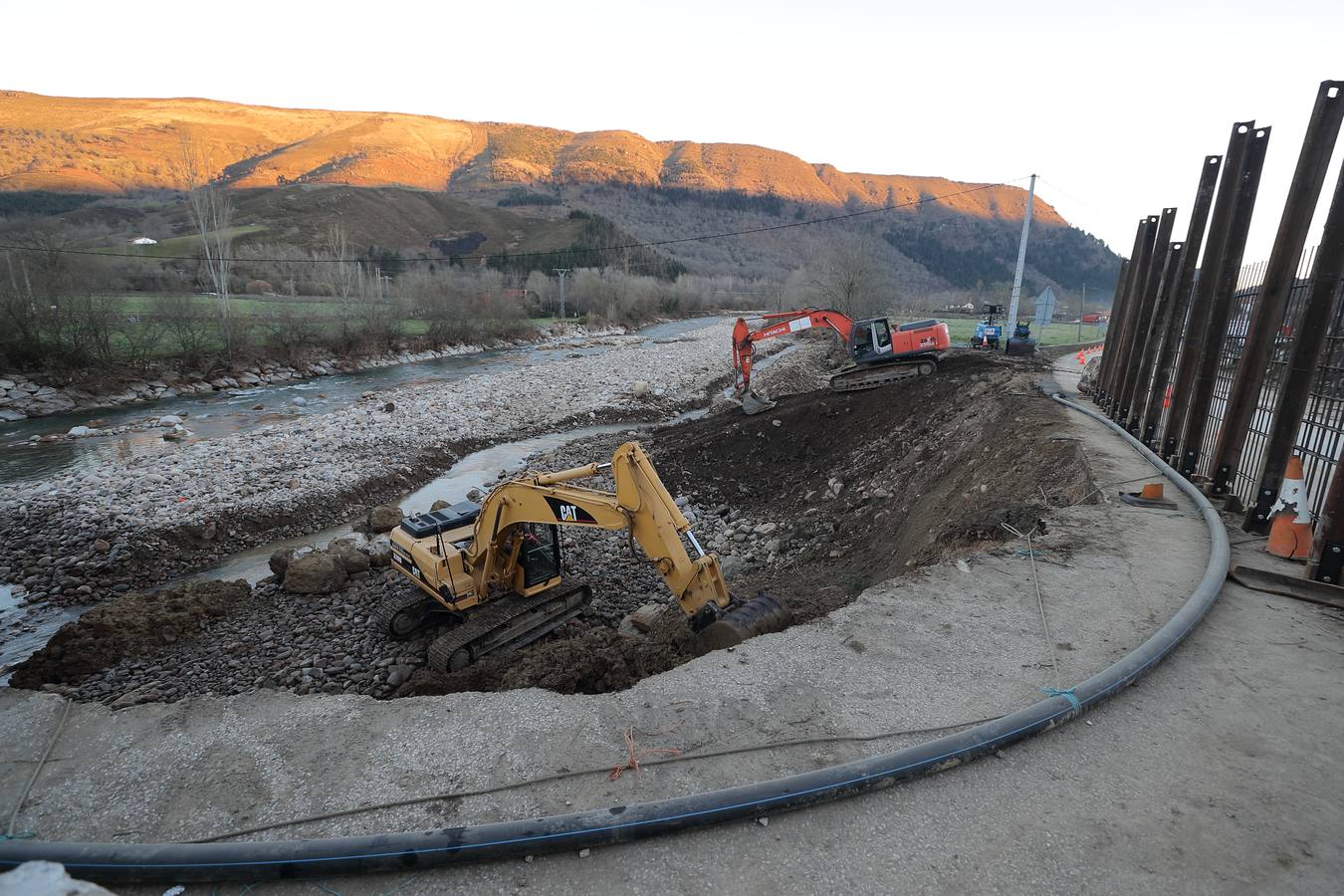 Fotos: Obras para restablecer el tráfico en la carretera afectada por el argayo de Ruente