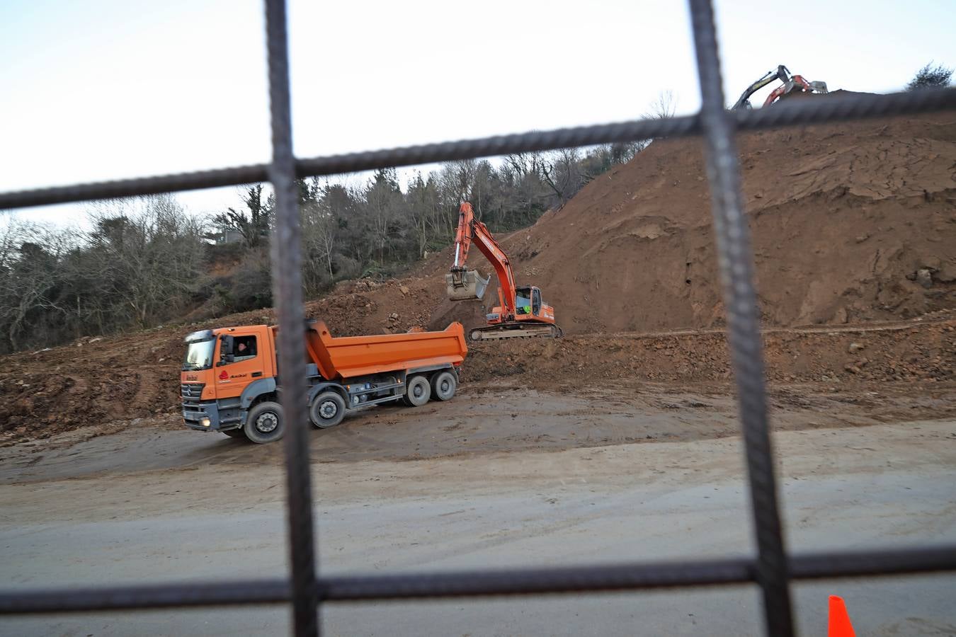 Fotos: Obras para restablecer el tráfico en la carretera afectada por el argayo de Ruente