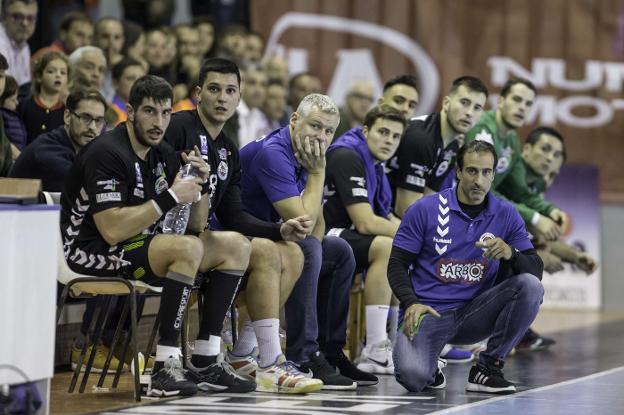 Reñones sigue el partido ante el Bidasoa junto a Darko, Brankovic, Nikolai, Basualdo, Valverde y Salvarrey. 