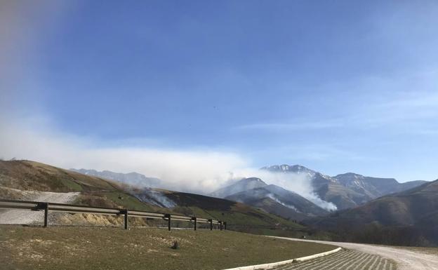 Imagen principal - Incendios vistos desde el alto de La Braguía.