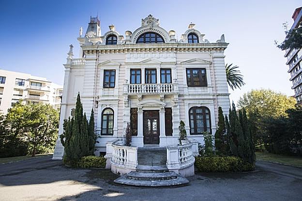 El palacete de Quinta Labat está sin uso tras servir de sede de la Consejería de Industria.