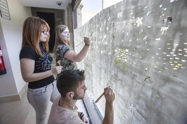 Tres de los alumnos que participan en esta edición. Marta López de Leiva, Claudia Barros (autora del cartel) y Daniel Fernández. 