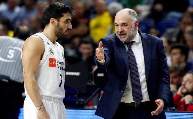 Laso da indicaciones a Campazzo. 