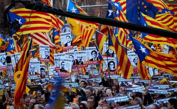 Miles de personas participan en la manifestación convocada por ANC y Òmnium Cultural en el centro de Barcelona para protestar por el juicio del «procés». 