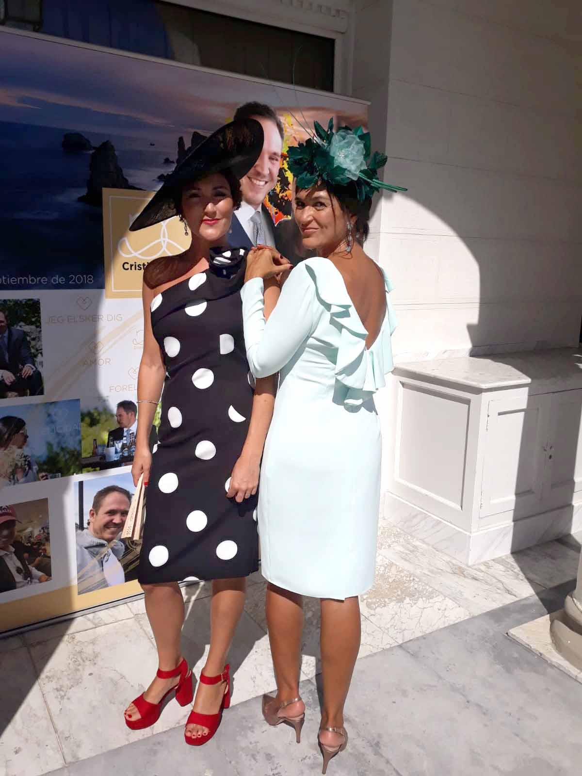 Las elegantes hermanas Belén y Carmen García luciendo pamela y tocado.