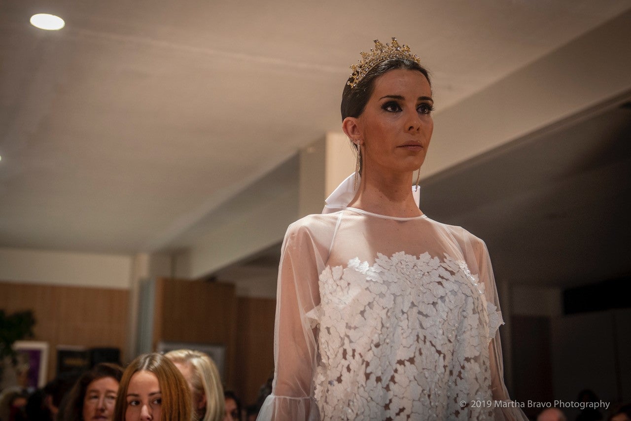 El diseñador presentó sus diseños de novia y ceremonia en un desfile solidario contra el cáncer en Torrelavega, todo un éxito de convocatoria