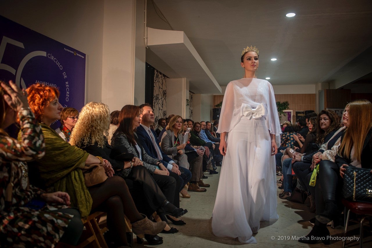 El diseñador presentó sus diseños de novia y ceremonia en un desfile solidario contra el cáncer en Torrelavega, todo un éxito de convocatoria