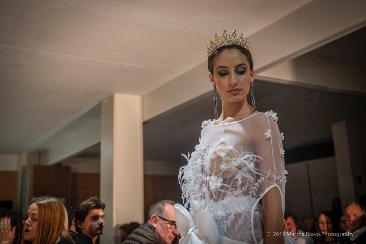 El diseñador presentó sus diseños de novia y ceremonia en un desfile solidario contra el cáncer en Torrelavega, todo un éxito de convocatoria