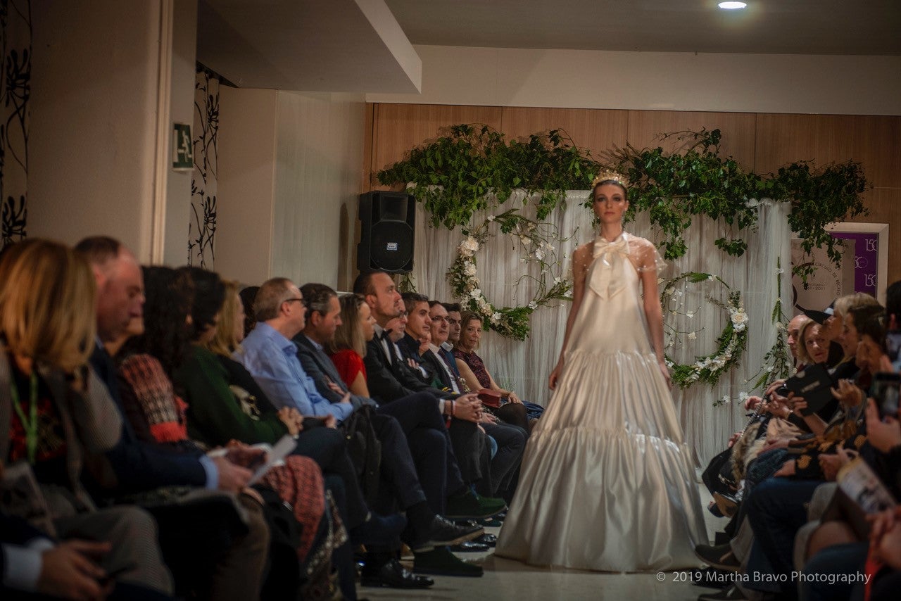 El diseñador presentó sus diseños de novia y ceremonia en un desfile solidario contra el cáncer en Torrelavega, todo un éxito de convocatoria