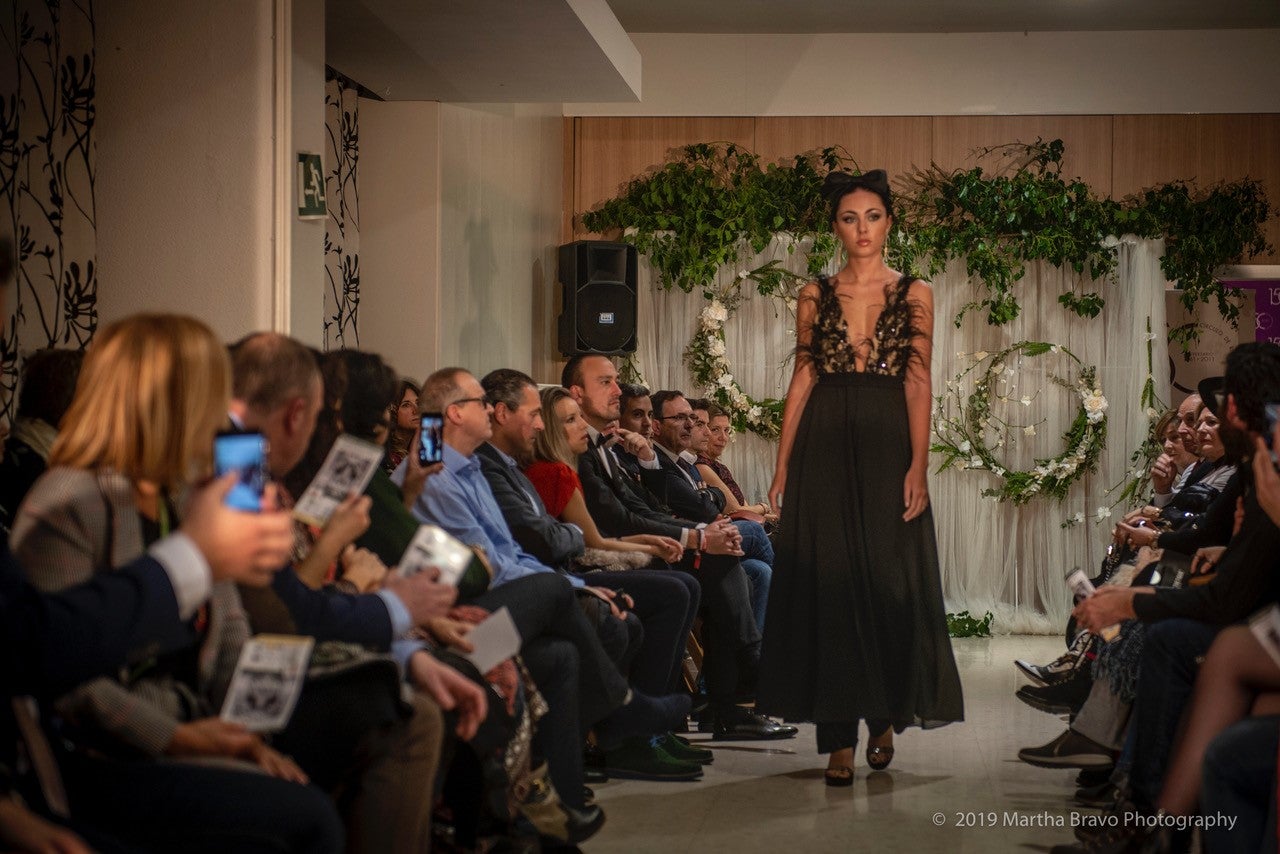 El diseñador presentó sus diseños de novia y ceremonia en un desfile solidario contra el cáncer en Torrelavega, todo un éxito de convocatoria