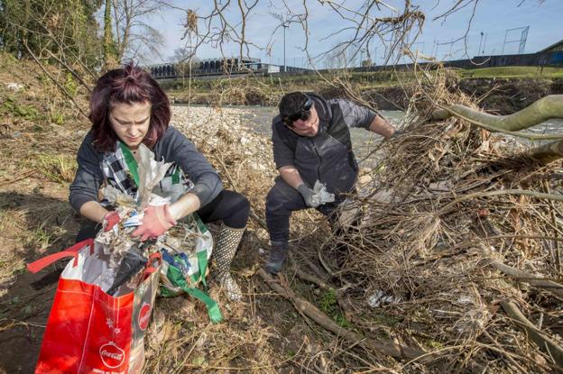 Los voluntarios trabajaron en la retirada de los plásticos que dejó la última riada.