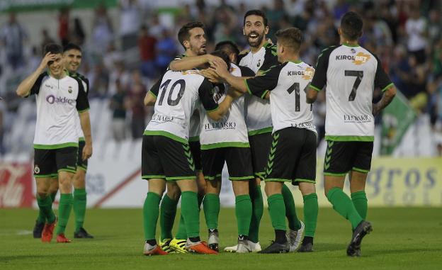 Juntos. Hidalgo (7), Cayarga (11) y Lombardo (10) celebran con algunos de sus compañeros uno de los goles de Jordi Figueras esta temporada.