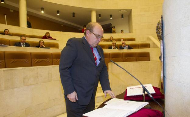 Miguel Ángel Lavín jura su cargo como diputado regional del PP en sustitución de Calderón
