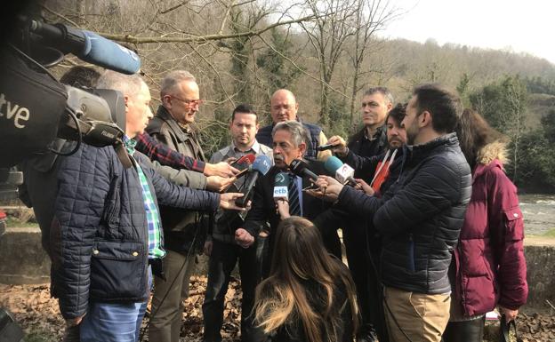 Miguel Ángel Revilla, con los periodistas este mediodía en Ramales de la Victoria.