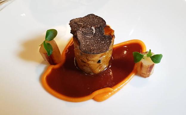 Royal de faisana con salsa de boniato, trufa rayada y reducción de su jugo. 