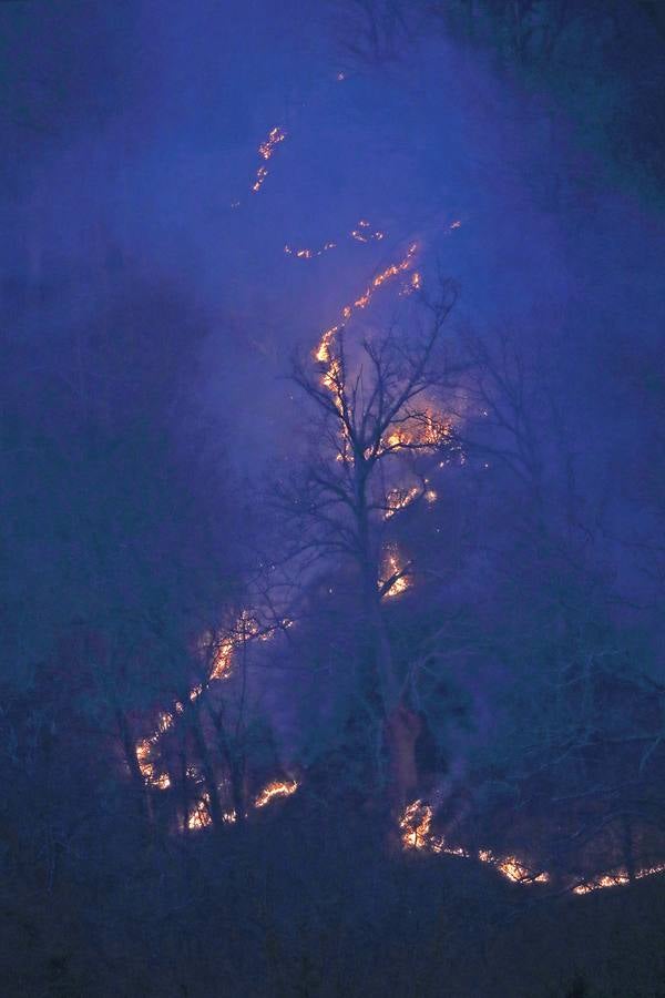 Fotos: Los incendios de Cabuérniga vistos desde el pueblo de Fresneda