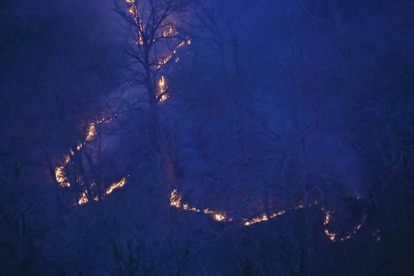 Fotos: Los incendios de Cabuérniga vistos desde el pueblo de Fresneda