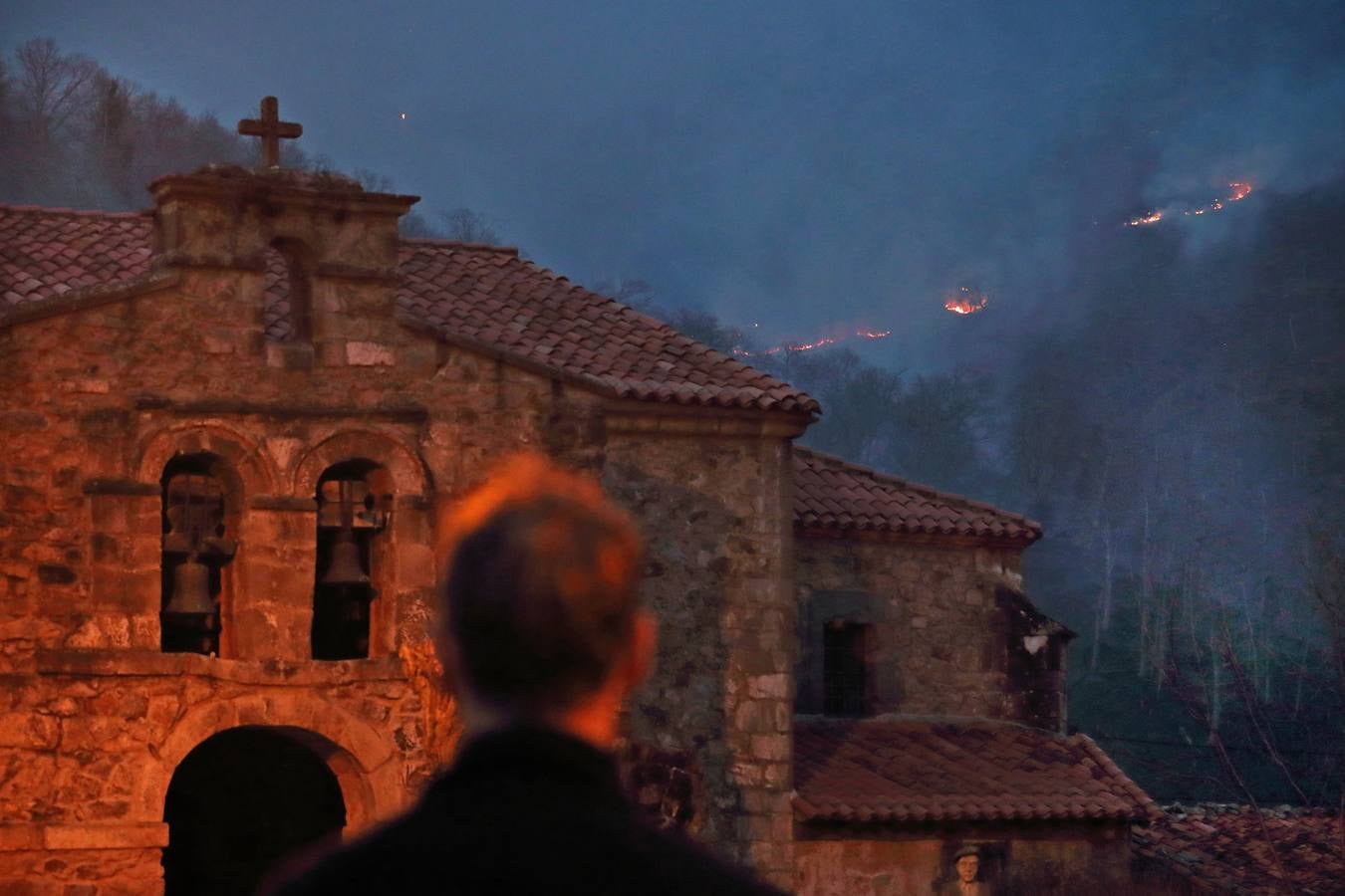 Fotos: Los incendios de Cabuérniga vistos desde el pueblo de Fresneda