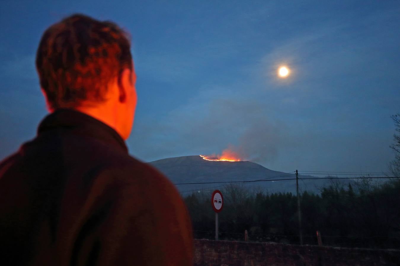 Fotos: Los incendios de Cabuérniga vistos desde el pueblo de Fresneda