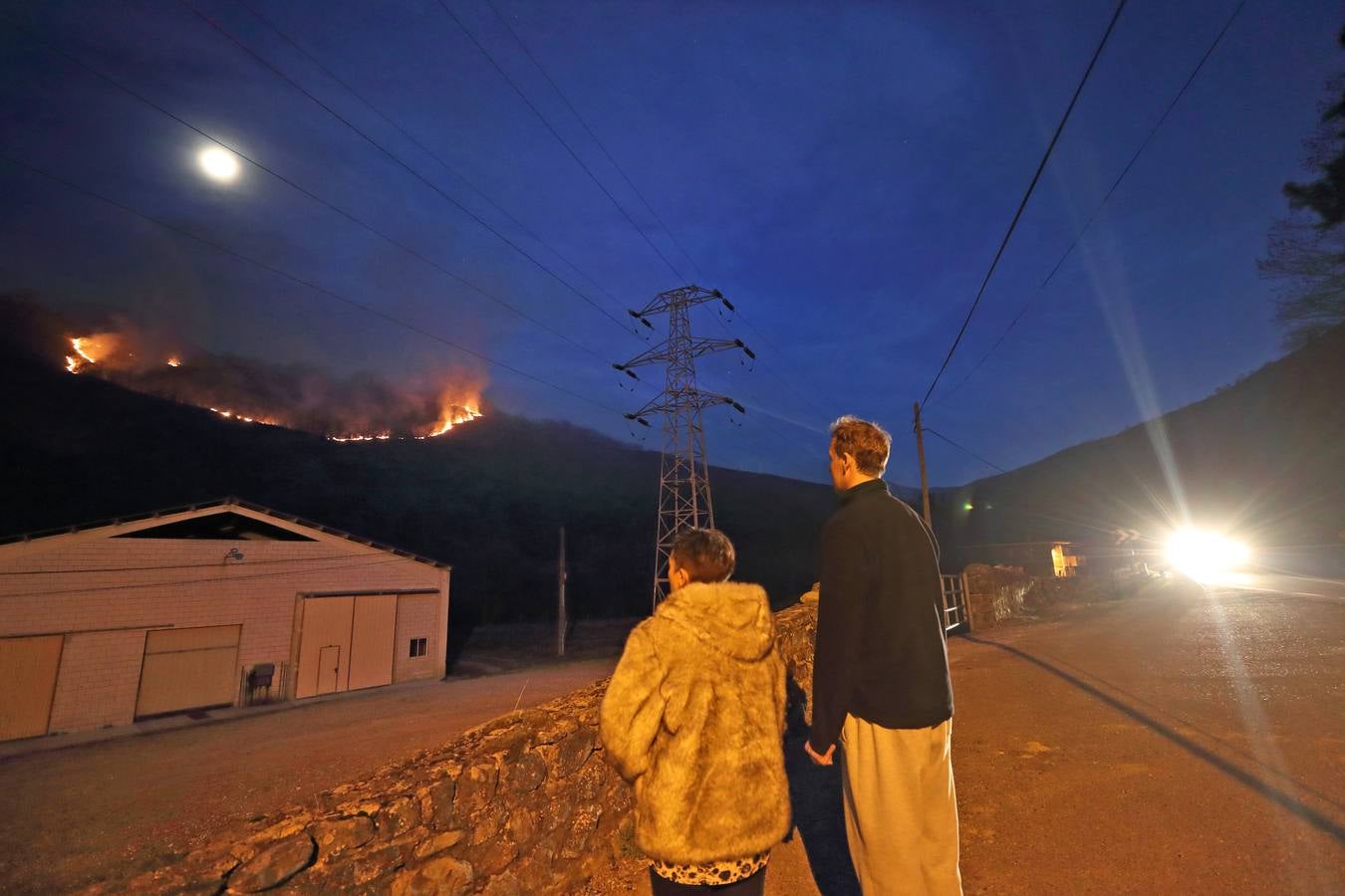 Fotos: Los incendios de Cabuérniga vistos desde el pueblo de Fresneda