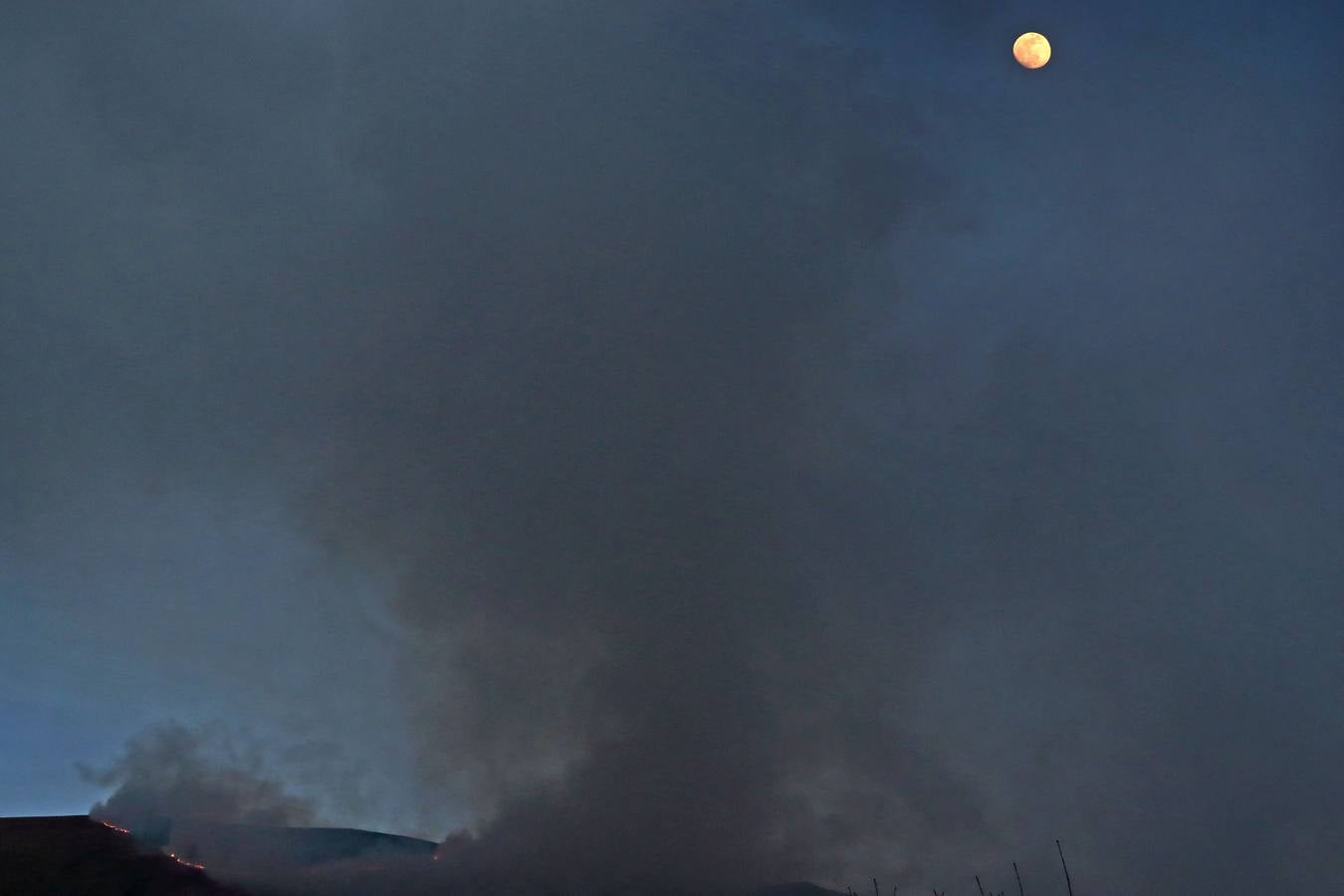 Fotos: Los incendios de Cabuérniga vistos desde el pueblo de Fresneda