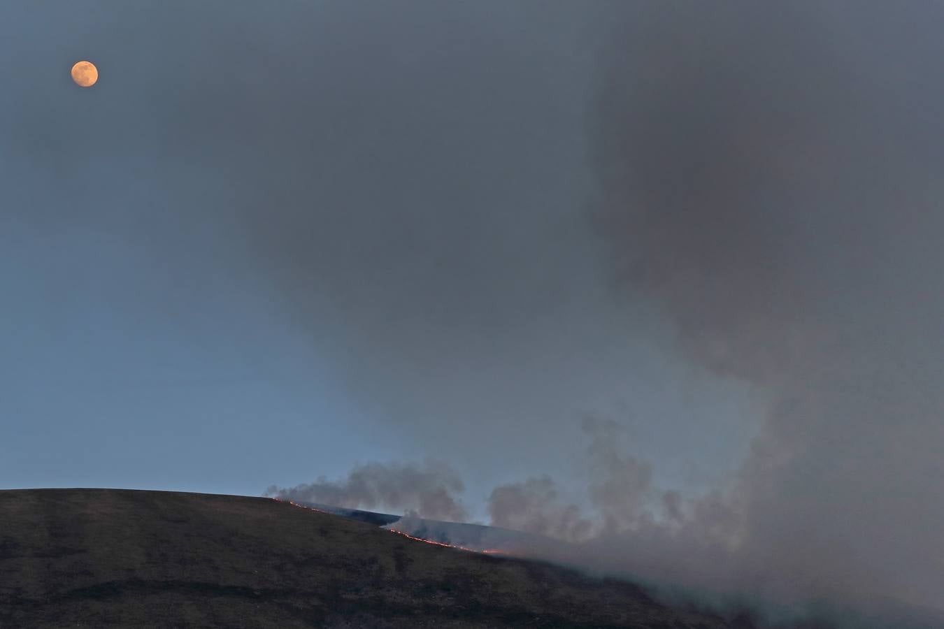 Fotos: Los incendios de Cabuérniga vistos desde el pueblo de Fresneda