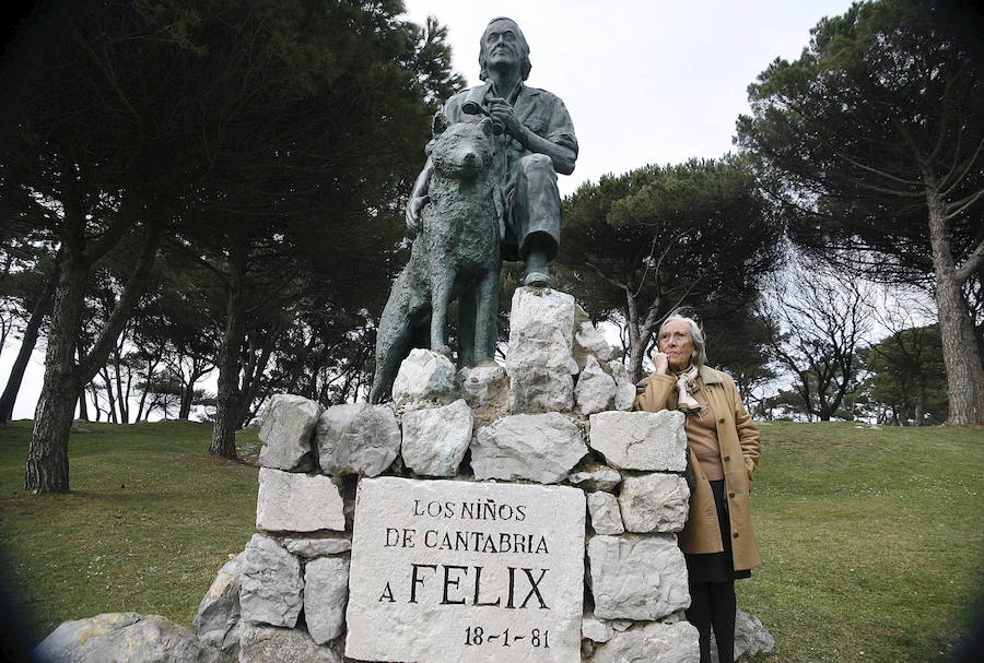 Mercedes Rodríguez de la Fuente, hermana de Félix Rodríguez de la Fuente, posa ante el monumento de su hermano en el Parque de La Magdalena, obra del escultor Ruiz Lloreda