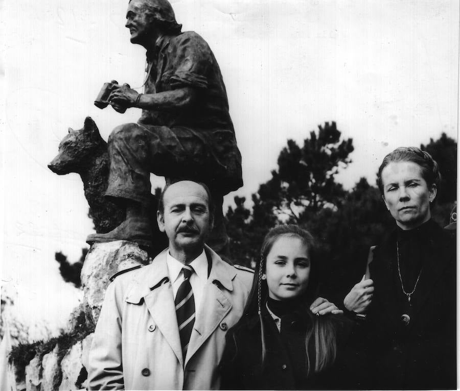 Inauguración del monumento dedicado a Félix Rodríguez de la Fuente, en el Parque de La Magdalena, en Santander ante el que posan el autor de la escultura, el doctor Ramón Lloreda; la hija menor del naturalista, Leticia; y su viuda, Marcel Parmentier.