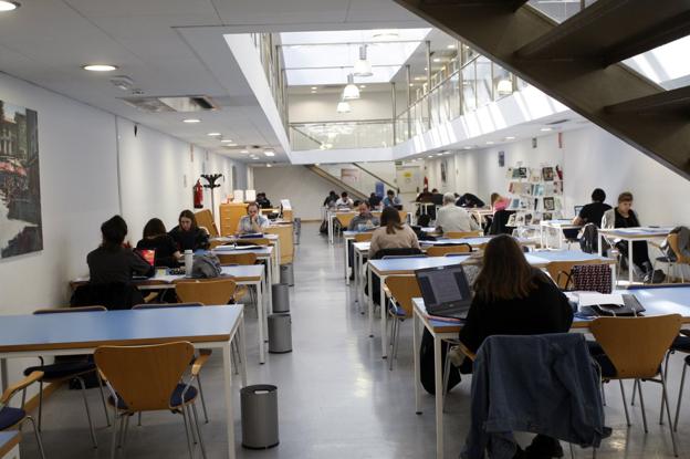 Imagen de una de las salas de la Biblioteca Gabino Teira de Torrelavega 